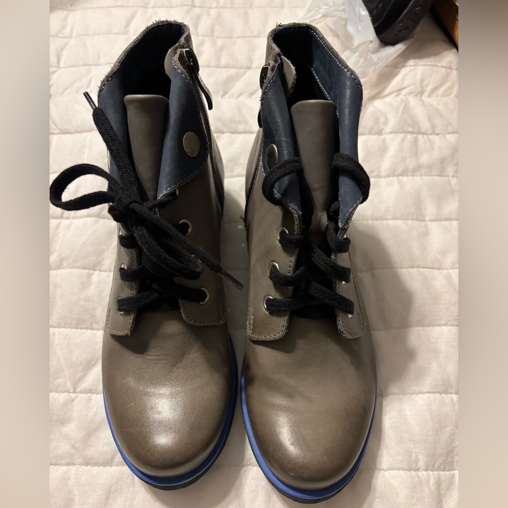 V Italia Women's Ankle Bootie Gray with Blue Leather‎ Size 36 In EUC No Box
